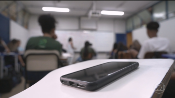 Alunos estão menos ansiosos e mais sociáveis um ano após lei que restringe celulares nas escolas entrar em vigor, avaliam diretores