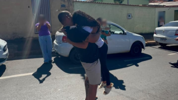 Entenda a história do pai que quis fazer a filha 'passar vergonha', mas emocionou escola com surpresa de aniversário em MG
