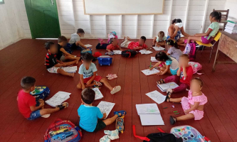 TCM determina melhorias urgentes em escola onde crianças estudam no chão em Breves, no Marajó