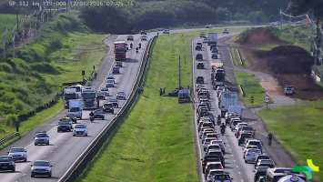 Carro capota após bater em caminhão na Rodovia Zeferino Vaz, em Campinas