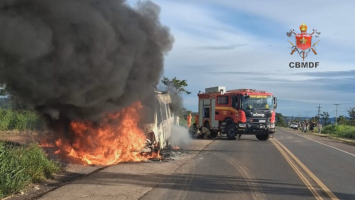 Van pega fogo em rodovia do DF