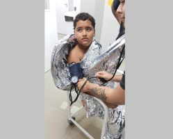 Menino de 10 anos é encontrado com vida após ficar oito horas à deriva em praia de São Pedro da Aldeia 
