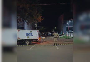Adolescente é morto e homem fica ferido após tiros em distribuidora de bebidas em Palmas