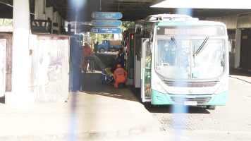 Passageiro fica ferido ao cair de plataforma do Terminal Umuarama, em Uberlândia