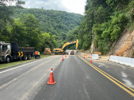 Trânsito na Serra da Esperança é totalmente liberado cinco dias após desmoronamento de pedras, no Paraná