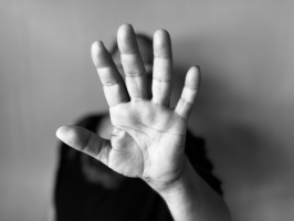 Idosa esfaqueada duas vezes por companheiro diz que violência não começou com agressão física: 'Era ciumento, possessivo'