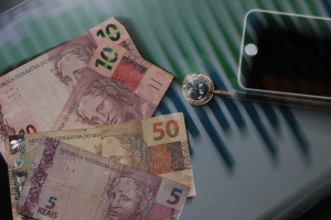 Salário maior, bolso apertado: por que o dinheiro parece desaparecer?