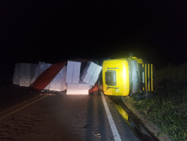 Acidente envolvendo três veículos deixa mulher ferida na BR-259, em Governador Valadares