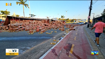 Carreta carregada de óleo tomba perto do aeroporto de São Luís e interdita pista