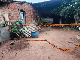 Telhado de barracão é arremessado sobre casas durante forte chuva em Nhandeara