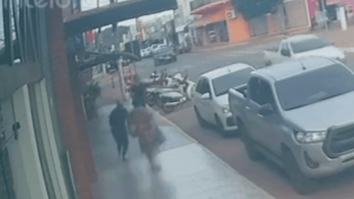 VÍDEO: idosa cai no chão após ser empurrada por homem em MT 