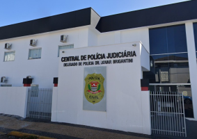 Suspeito de matar homem esfaqueado no quintal de casa é preso após polícia seguir pegadas no interior de SP