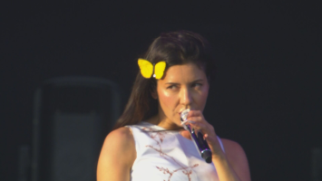 Marina faz show que diverte público do Lolla, mas única grande novidade foi deixar hits de fora