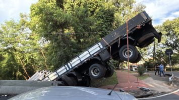 Motorista pula de caminhão e veículo fica pendurado sobre rio em Piracicaba