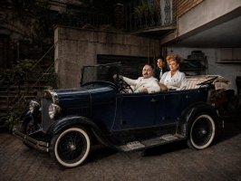 Musical sobre Era do Rádio leva carro de quase 100 anos e mais de uma tonelada para palco em BH